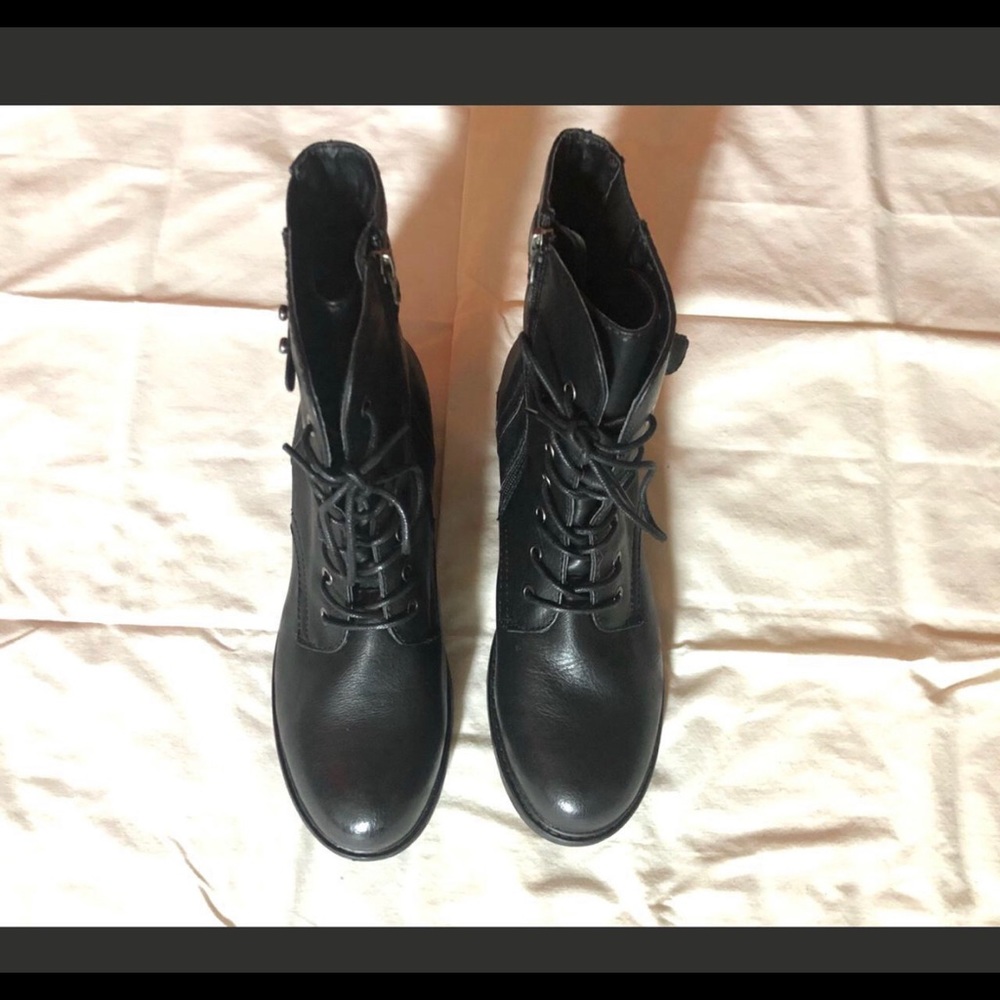 BLACK BOOTS